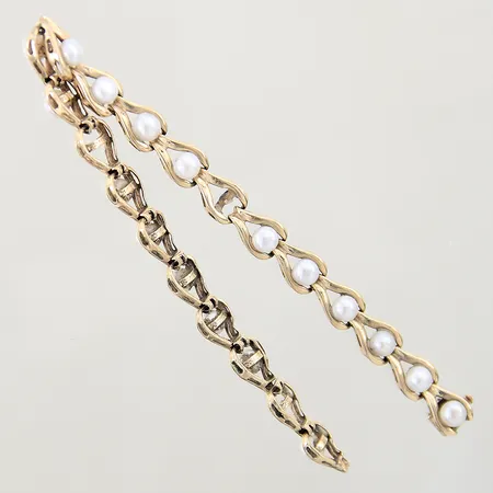 Armband med odlade pärlor längd 18,5cm bredd 7mm, tre pärlor saknas, del till lås saknas, 10K Vikt: 8,8 g