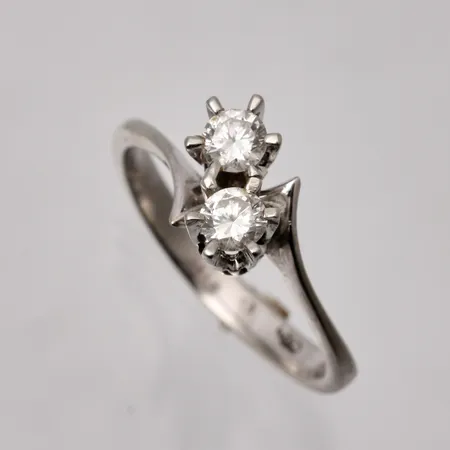 Ring med diamanter 0,44ct stl:17¼ bredd 2,7-8,8mm importstämpel, 18K vitguld, 3,53g.