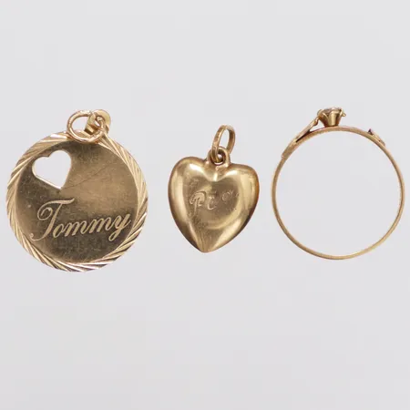 2 Hängen med gravyrer, sten, 1 ring sten saknas, 18K Vikt: 3 g