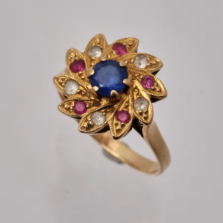 Ring med blå vita röda stenar stl:17½ bredd 2,3-14,5mm, 18K, 3,9g.