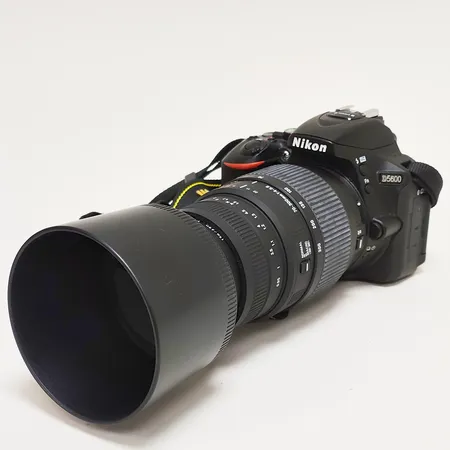 Digital systemkamera Nikon D5600 snr: 6228451 24,2MP objektiv Nikon AF-P Nikkor 18-55mm 1:3,5-5,6G snr 24818333 objektiv Sigma DG 70-300 1:4-5,6 snr: 16154554, damm på spegel, använt skick, liten kameraväska, laddare inga övriga tillbehör
