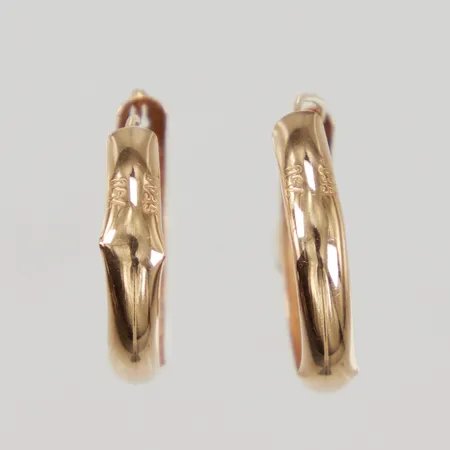 Ett par Creoler, Ø ca 18mm, bredd 3mm, skeva, 18K Vikt: 1 g