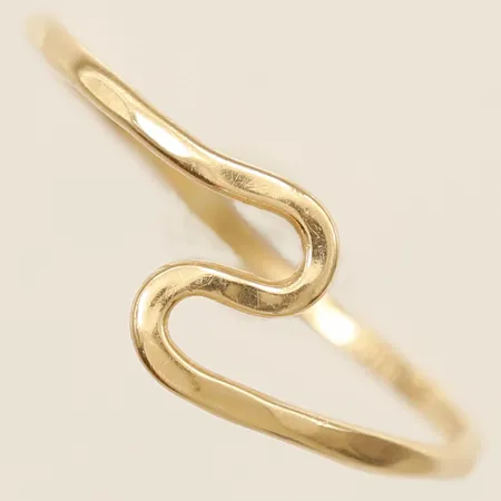 Ring stl:15¼ bredd 6,5mm, 18K  Vikt: 0,6 g