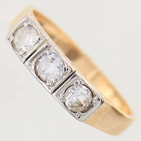 Ring med vita stenar stl:17¼, bredd 2,3mm, vitguldsdetaljer, 18K  Vikt: 3,3 g