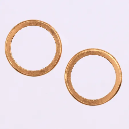 Ringar 2 st med gravyrer,storlek 16 mm,bredd 2.9 mm,23k. Vikt: 12,7 g