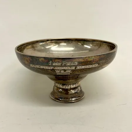 Pokal Guldsmedsaktiebolaget i Stockholm år 1926 höjd 6,5cm Ø ca 12cm, gravyr, silver 830/1000 silver