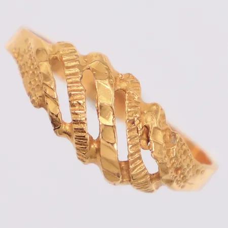 Ring med mönster stl:17¾ bredd 2,1-7,6mm, bucklor, 21K Vikt: 2 g