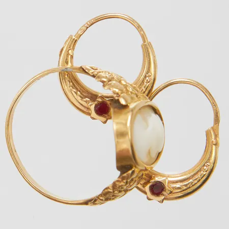 Diverse guld, skevt, sliten kamé, 18K Vikt: 5,7 g