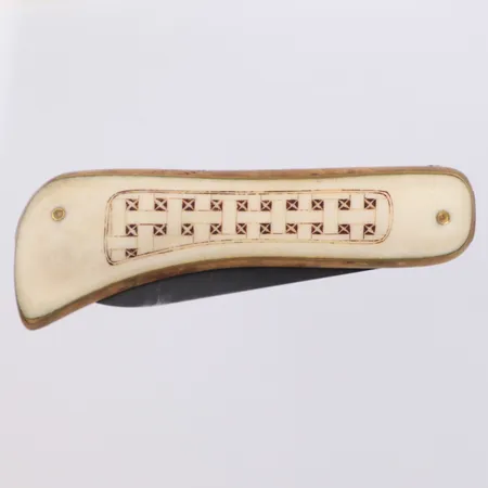 Fällkniv björk och graverat renhorn längd ca 16cm samiskt hantverk, monogramsignerad