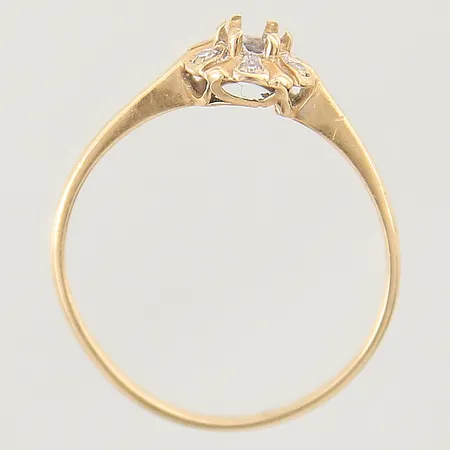 Ring med diamanter 6 x ca 0,005ct stl:16 bredd 1-8mm, något skev skena, en sten saknas, 18K  Vikt: 1 g