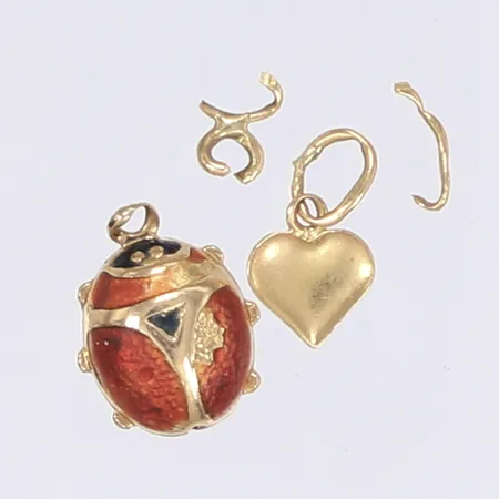 Diverse guld bl a med emalj 18K Vikt: 1,1 g