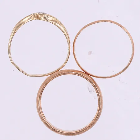 Ringar med gravyr 2 st 18k vikt 7.1 gram + ring med sten 14k ojämn form 1.7 gram. Vikt: 8,8 g