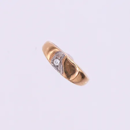 Miniatyrring med sten,diameter ca 11.6 mm,Viktor Janson Lindesberg,18k. Vikt: 0,9 g