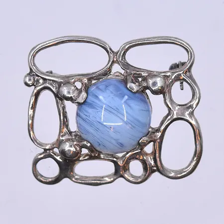 Brosch med blå sten stl:31x28 mm, silver 830/1000. Vikt: 9,6 g