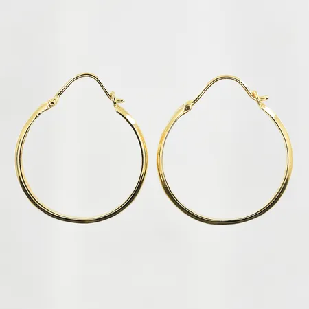 Ett par örhängen Ø24 mm, bredd 3 mm, 18K. Vikt: 6,5 g