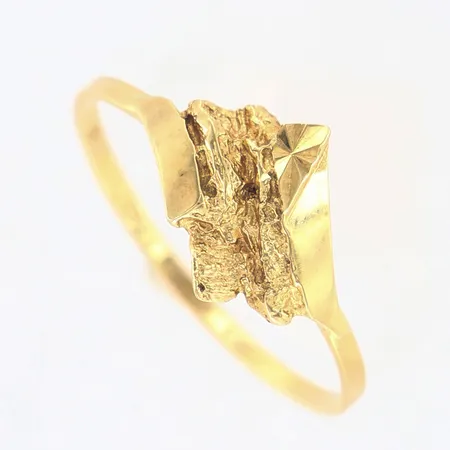 Ring stl:18¼, bredd framtill ca 10mm, 18K Vikt: 1,3 g