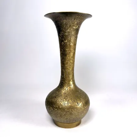 Vas med ciselerad dekor märkt Made in India 119 mässing höjd 20,5cm