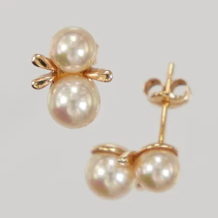 Ett par örhängen med pärlor 11mm, stift, omaka stopp 18K Vikt: 2,6 g