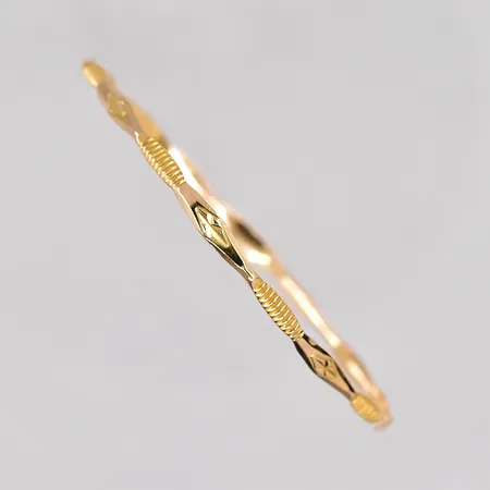 Armring Ø 60mm bredd 3mm bucklig skena 18K Vikt: 4,4 g