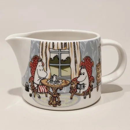 Muminkanna Eftermiddag i salongen, Moomin Arabia, höjd 7,5cm, Ø8,5cm.  Skickas med paket.