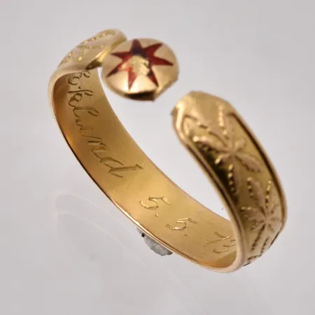 Ring stl:23 bredd 6,1mm, personlig gravyr, defekt, 18K guld, 7,62g.