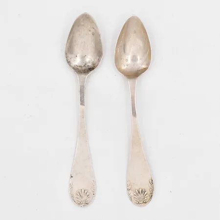 2 kaffeskedar modell Snäck längd 12cm, år 1819, defekter, silver 830/1000 Vikt: 11,7 g