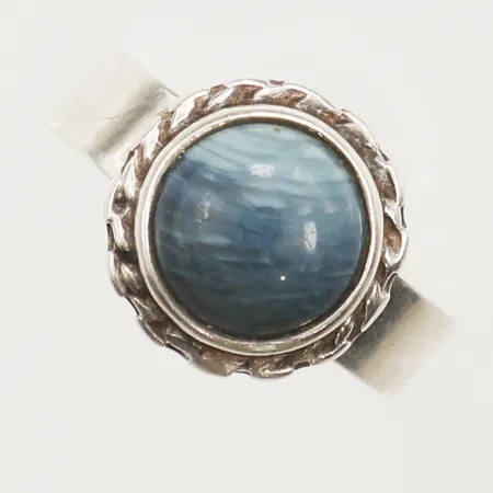 Ring med blå slaggsten reglerbar storlek, bredd 13,4mm, Skinnskatteberg, 925/1000 silver Vikt: 5,1 g