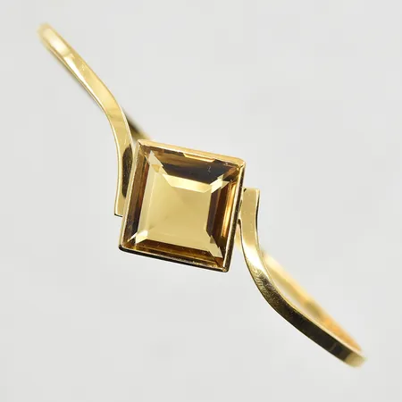Armring med troligen citrin N9/1963 öppningsbar innermått 63x56 cm, bredd 3-20 mm,  Vikt: 14,3 g