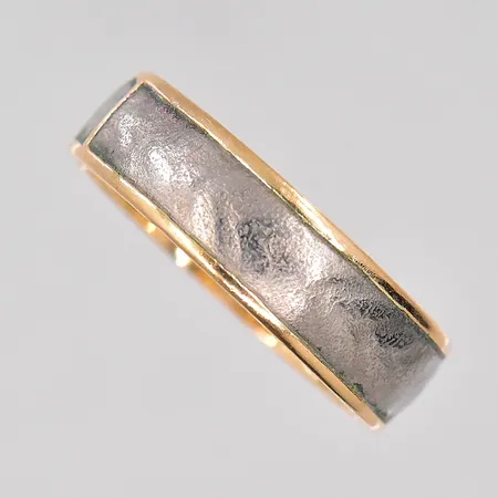 Ring med monel stl:19 bredd 5,9mm, gravyr 18K Vikt: 4,2 g