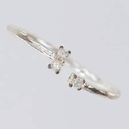 Ring vita stenar stl:15¾, bredd 1-3mm, 925/1000 silver Vikt: 0,6 g