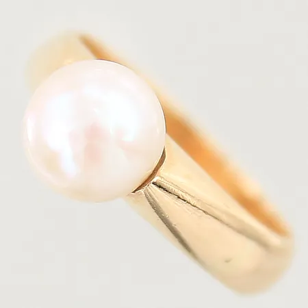 Ring med odlad pärla stl:16¼, bredd:4-8mm, 18K Vikt: 5 g