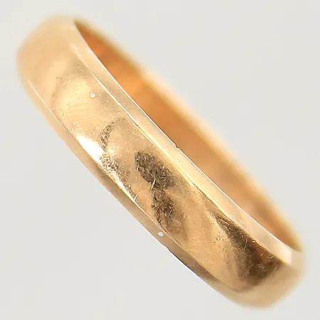 Ring stl:18¼ bredd 4mm, gravyr, 18K  Vikt: 4,1 g