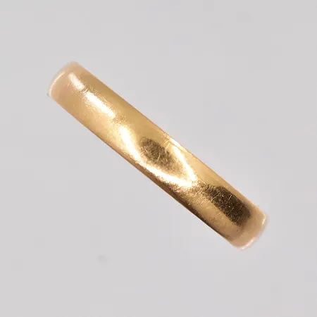 Ring stl:17¾ bredd 3,4mm, gravyr 18K Vikt: 3,1 g