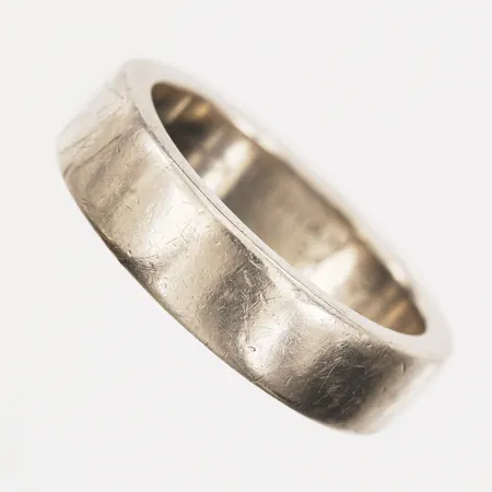 Ring slät stl ca 17¾, bredd 5mm, defekt, skev, gravyr, 18K vitguld. Vikt: 14 g