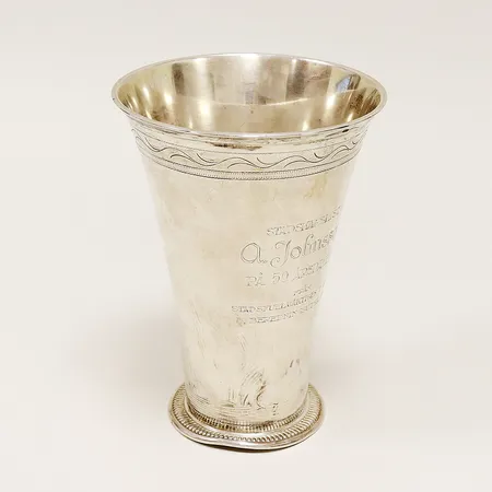 Vas höjd 18cm Ø13cm, gravyr, skev fot, silver. Vikt: 304 g