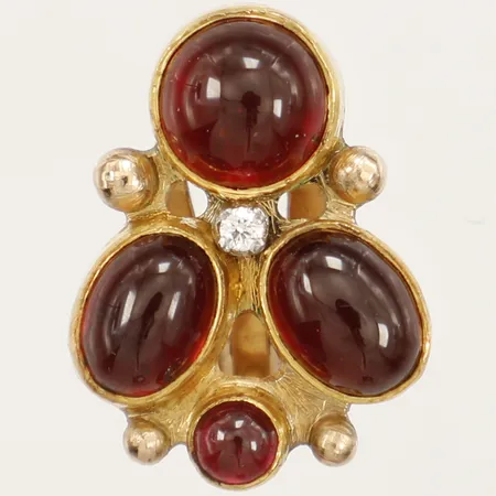 Udda örhänge med vit sten och cabochonslipade granater längd 22mm, bredd 15mm, clips, 14K Vikt: 6 g