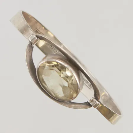 Armring Erik Granit & Co med gulgrön sten troligtvis kvarts, öppningsbar, ca 57x47mm Finland,813/1000 Silver 18,4g.