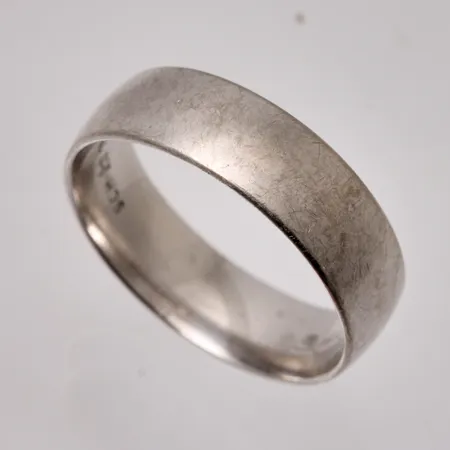 Ring stl:21¼, bredd 6,9mm, personlig gravyr, 18K vitguld, 9,26g.