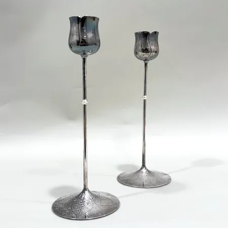 Ett par ljusstakar med blomdekor, höjd 22cm, Chevrell Goldschmied Manfred, år 1986, silver 925/1000 Vikt: 265,1 g