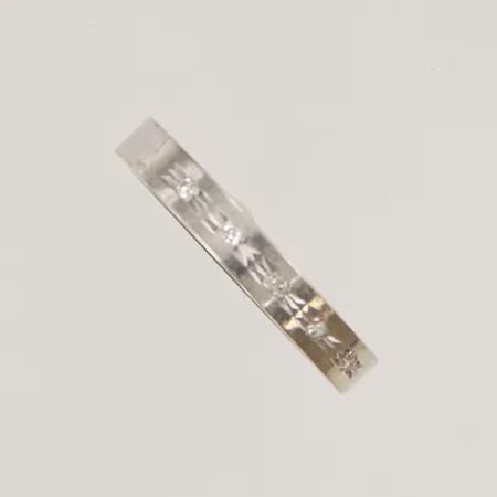 Ring med diamanter 5x ca 0,01ct stl:17 bredd 3mm vitguld 18K 4,0g.