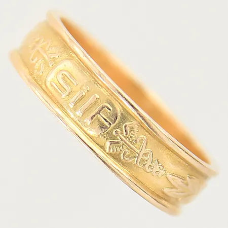 Ring med mönstrad dekor stl:18¾ bredd 5,7mm, gravyr 18K Vikt: 5,2 g