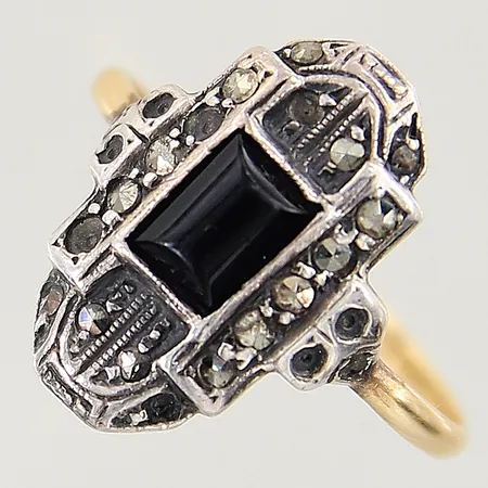 Ring med onyx samt markasiter stl:18¼, bredd: 2-18, fattning i silver, elva markasiter saknas, något bucklig skena, 18K  Vikt: 3,4 g