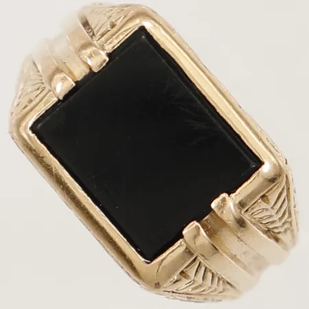 Klackring med onyxplatta stl:19½, bredd 13mm, 18K  Vikt: 6,5 g