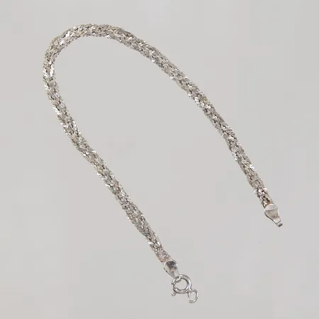 Armband flätat längd 18cm, ojämn, trasigt lås, GHA Silver 925/1000 Vikt: 3,5 g