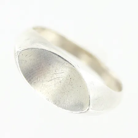 Ring stl:17¾ bredd 2,5-7,5mm svensk importstämpel, otydlig haltstämpel, silver. Vikt: 4,8 g