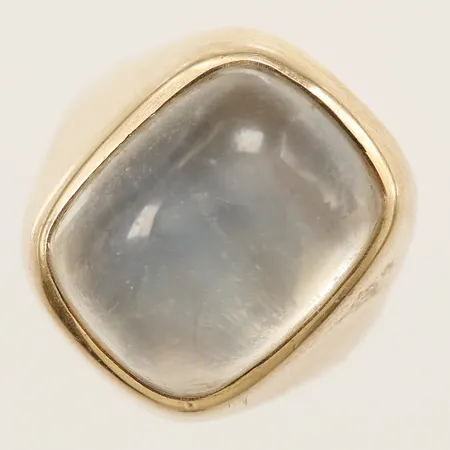 Ring med mjölkkvarts stl:14¾, bredd 3,9-16,3mm, repig sten, 18K Vikt: 6,5 g