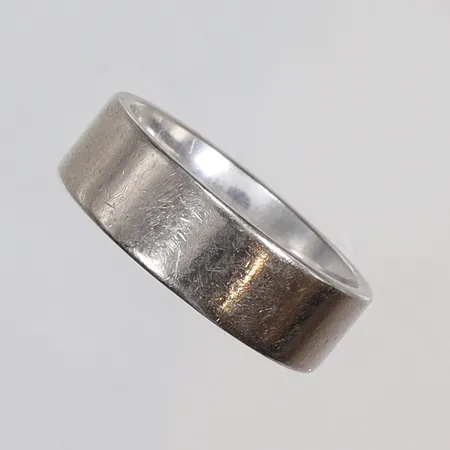 Slät ring stl:19¼ bredd 5mm, vitguld, repig, 18K Vikt: 12,7 g