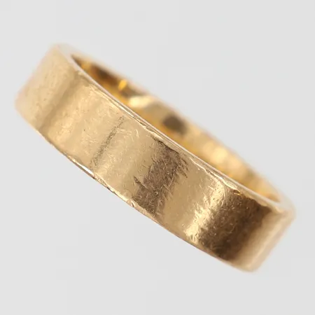 Ring slät stl:20½ bredd 6mm gravyr 18K. Vikt: 12,2 g