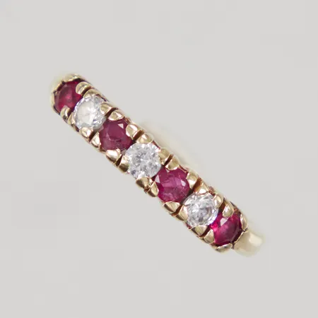 Ring med röda och vita stenar stl:18¼ bredd 2mm, nagg på stenar, 14K Vikt: 3,4 g