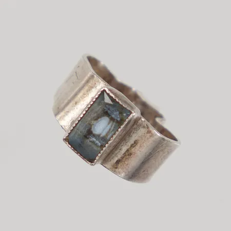 Ring med blå sten, defekt, skev skena, silver 835/1000 Vikt: 1,5 g
